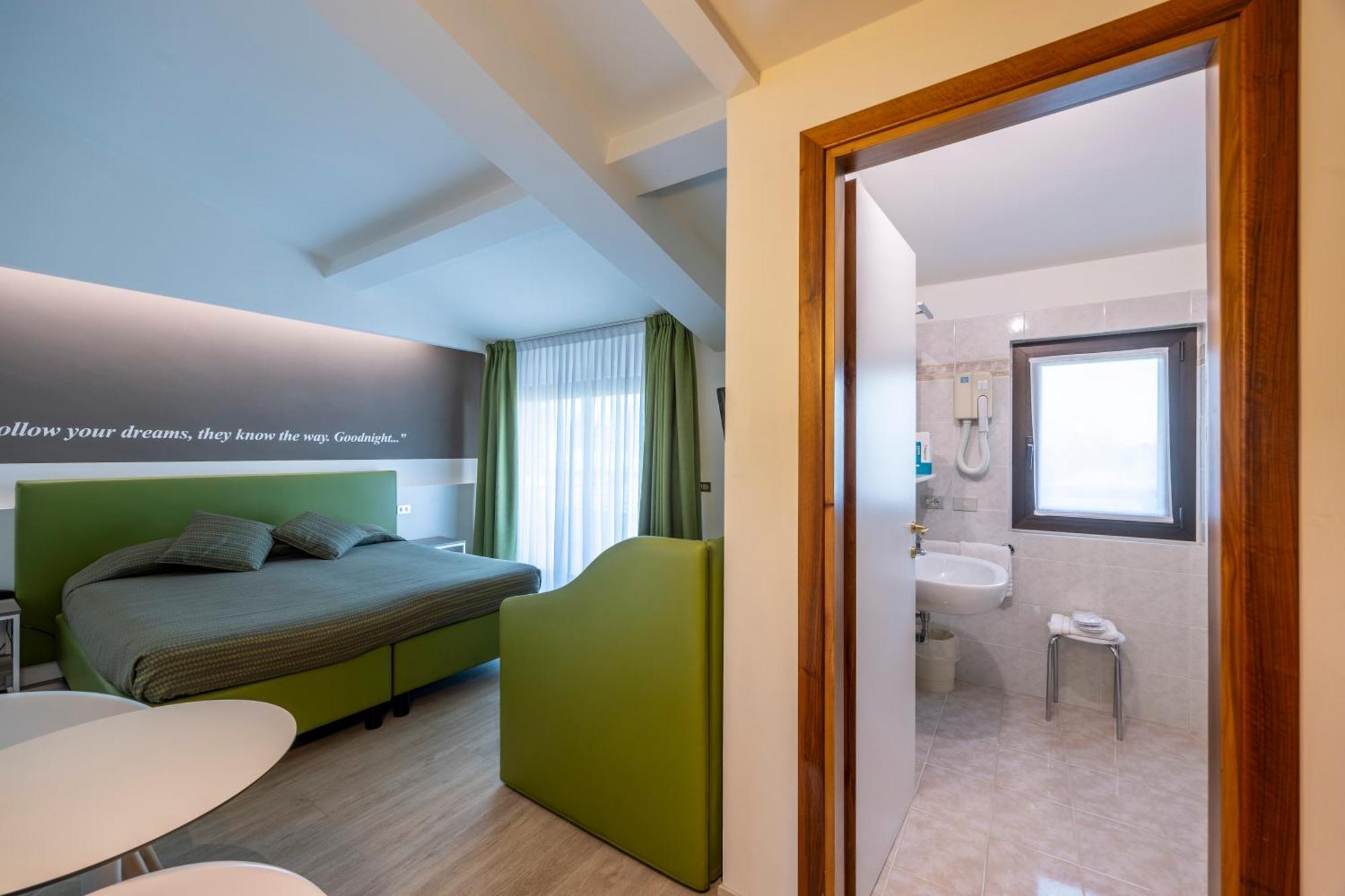 סירמיונה Hotel Ideal מראה חיצוני תמונה