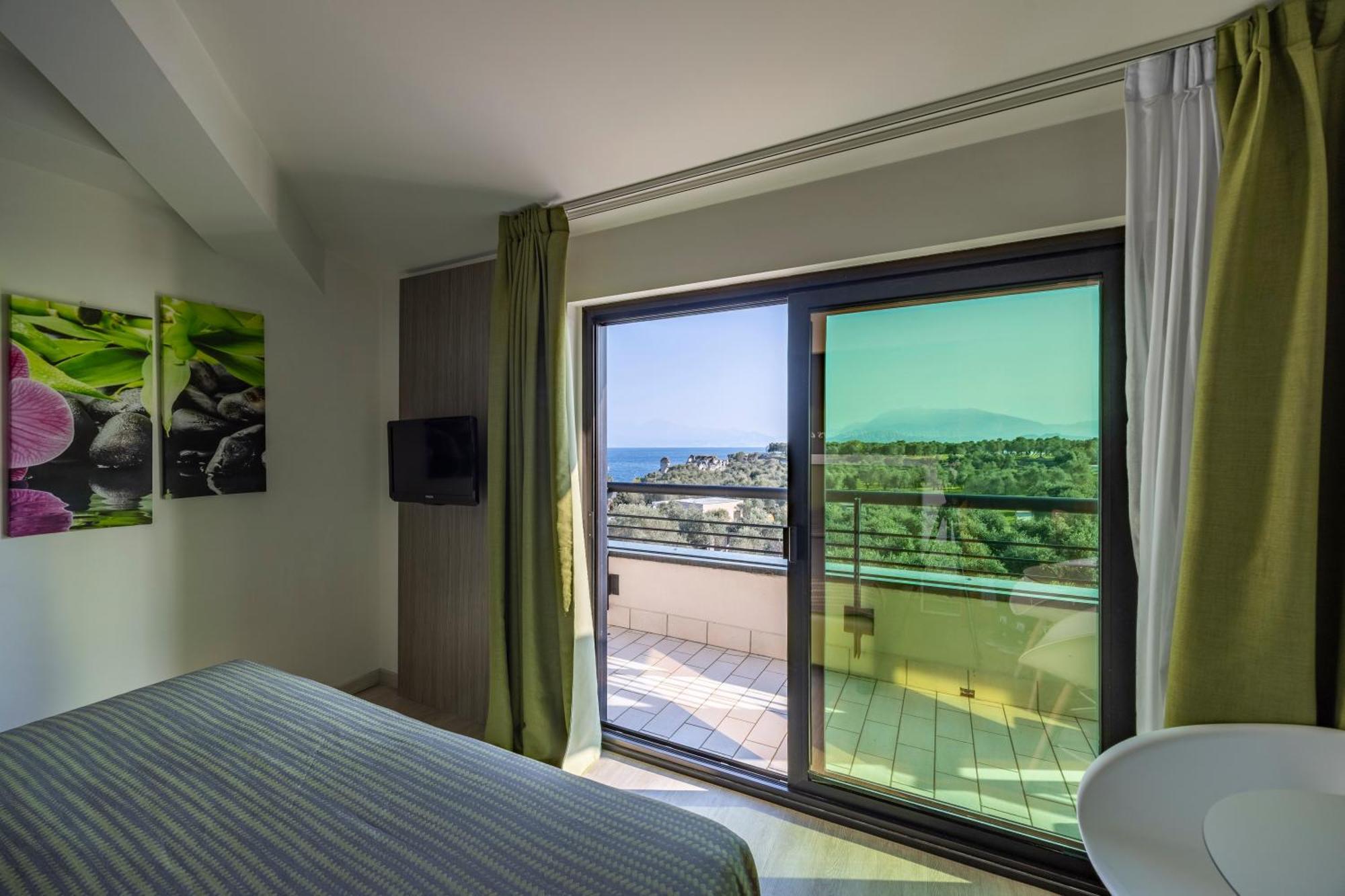 סירמיונה Hotel Ideal מראה חיצוני תמונה